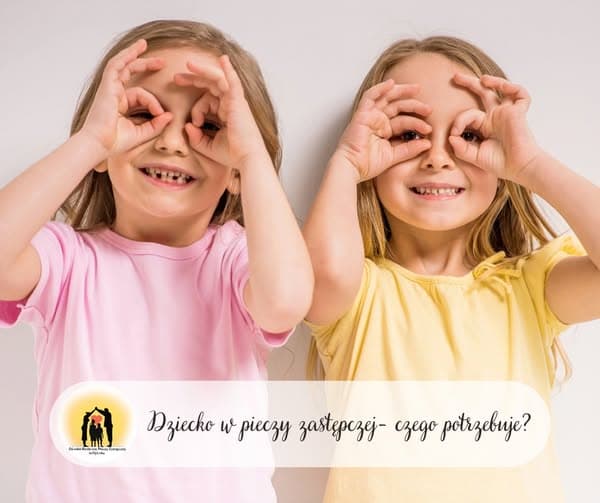 Dziecko bawiące się lub uczące, pokazujące prawdziwe potrzeby dziecka w pieczy zastępczej